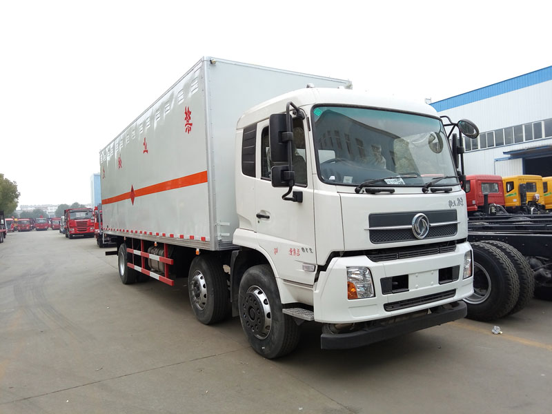 東風天錦8.6米（14.8噸）液體廂式車