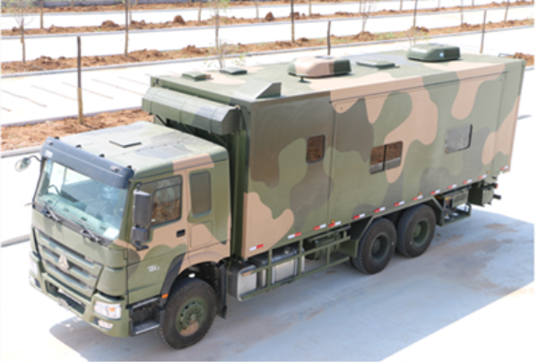 重汽后八輪28人宿營(yíng)車